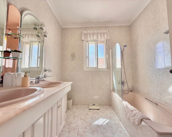 Image No.17-4 Bed Villa for sale
