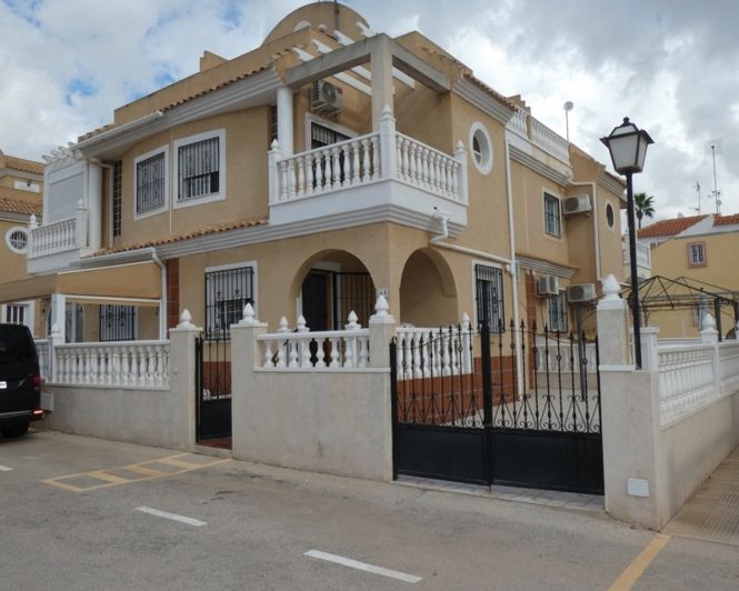Image No.2-3 Bed Townhouse for sale