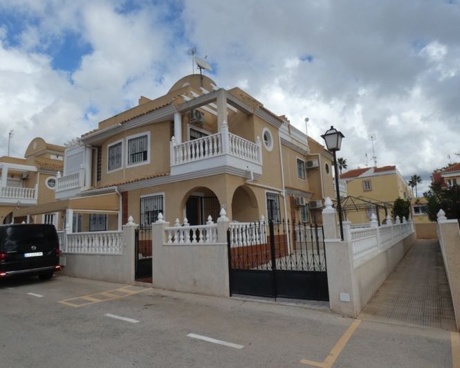 Image No.41-3 Bed Townhouse for sale