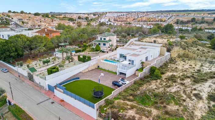 Image No.2-4 Bed Villa for sale