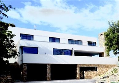 house-from-driveway-