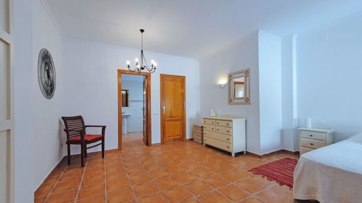 Image No.17-4 Bed Townhouse for sale