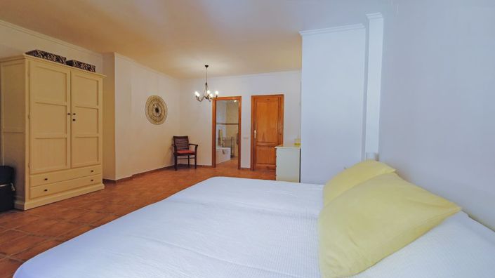 Image No.19-4 Bed Townhouse for sale