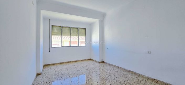 Image No.30-3 Bed Property for sale