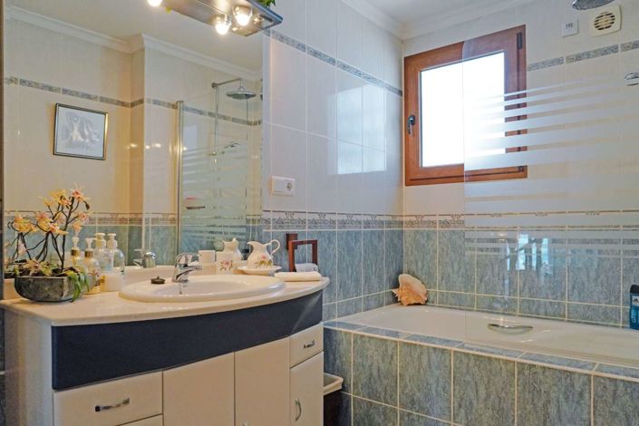 Image No.37-4 Bed Property for sale