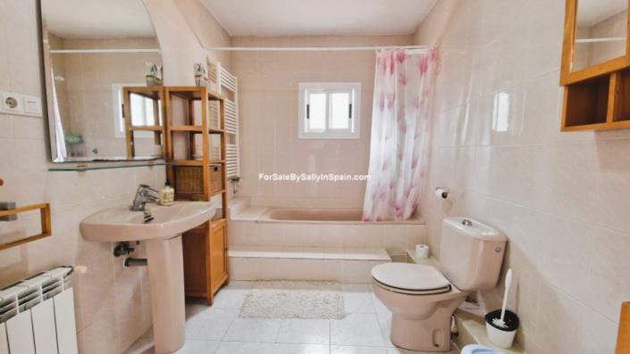 Image No.28-5 Bed Villa for sale