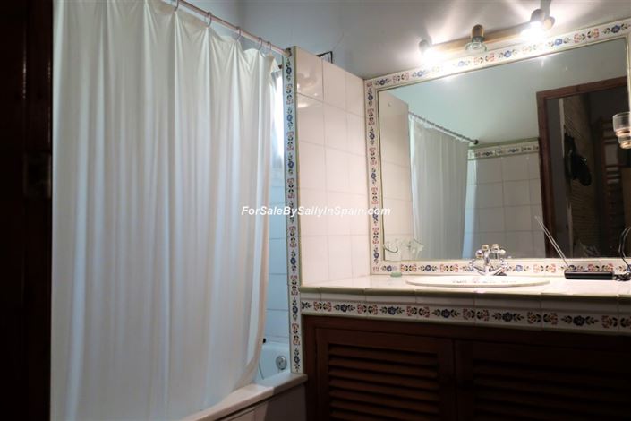 Image No.40-5 Bed Villa for sale