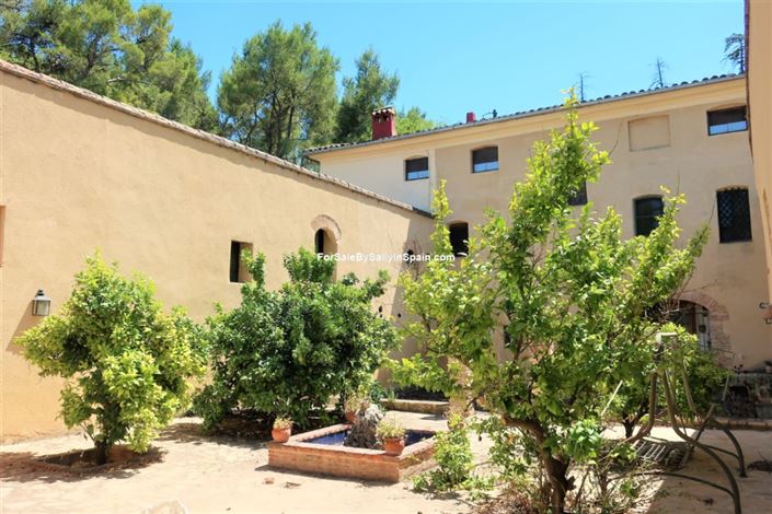 Image No.6-10 Bed Villa for sale