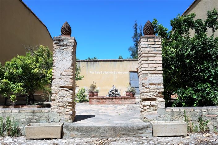 Image No.10-10 Bed Villa for sale