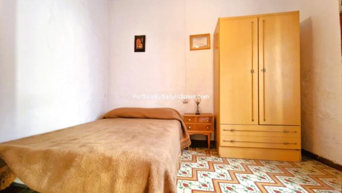 Image No.12-6 Bed Townhouse for sale