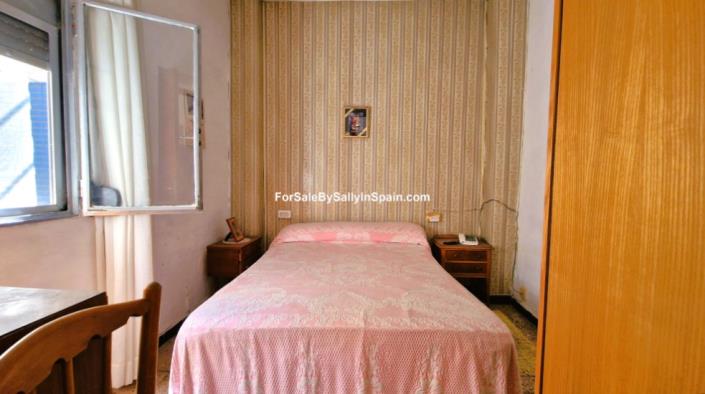 Image No.13-6 Bed Townhouse for sale