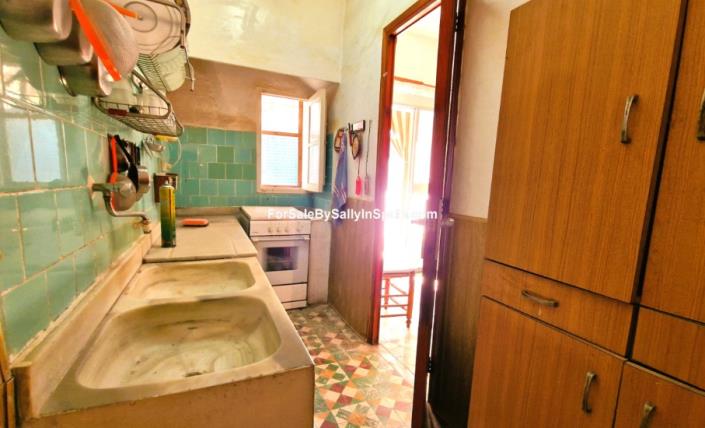 Image No.14-6 Bed Townhouse for sale