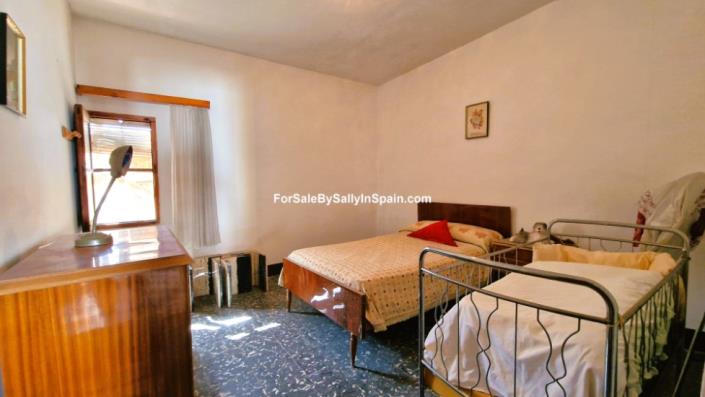 Image No.17-6 Bed Townhouse for sale