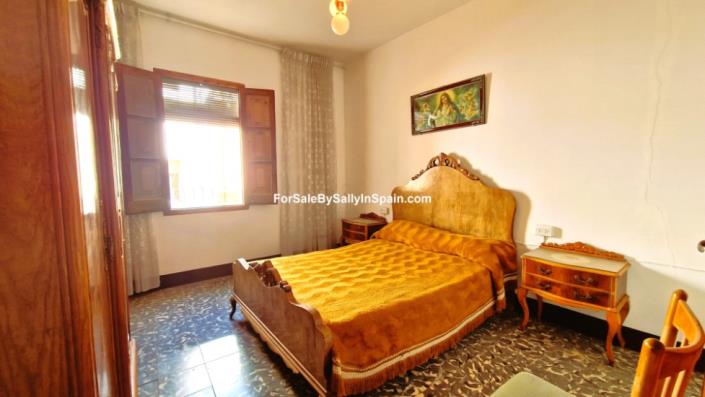 Image No.18-6 Bed Townhouse for sale