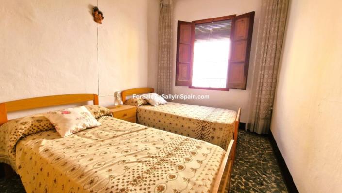 Image No.19-6 Bed Townhouse for sale