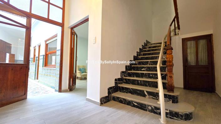 Image No.33-5 Bed Townhouse for sale