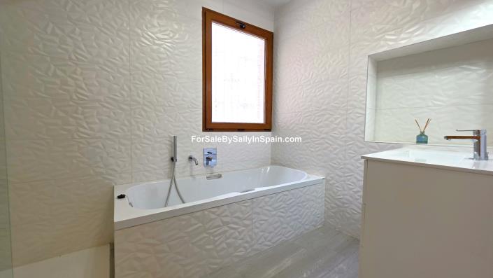 Image No.12-5 Bed Townhouse for sale