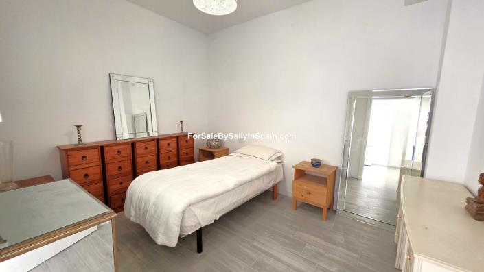 Image No.42-5 Bed Townhouse for sale