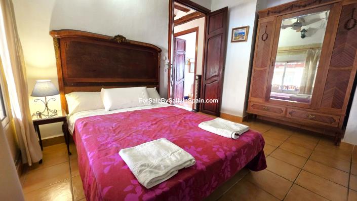 Image No.34-9 Bed Townhouse for sale