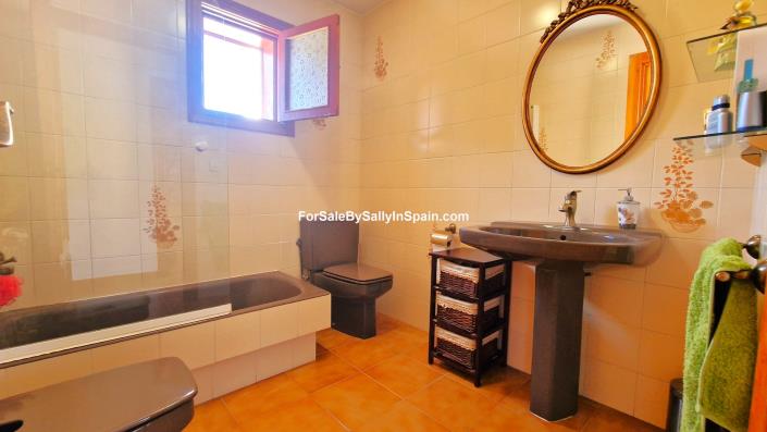 Image No.36-4 Bed Villa / Detached for sale