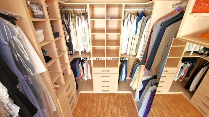 Image No.43-4 Bed Villa / Detached for sale