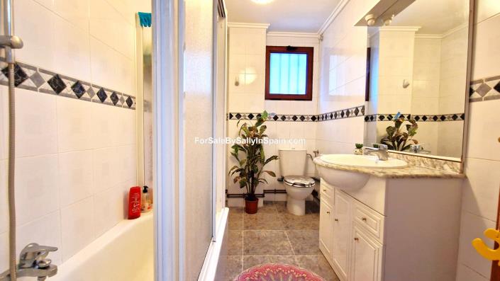 Image No.30-4 Bed Villa / Detached for sale