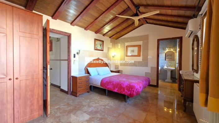 Image No.21-5 Bed Townhouse for sale