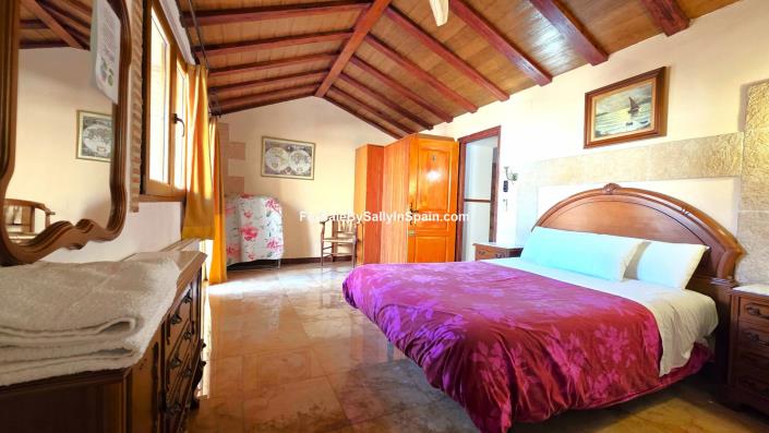 Image No.22-5 Bed Townhouse for sale