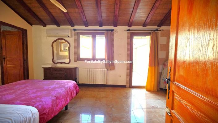 Image No.23-5 Bed Townhouse for sale