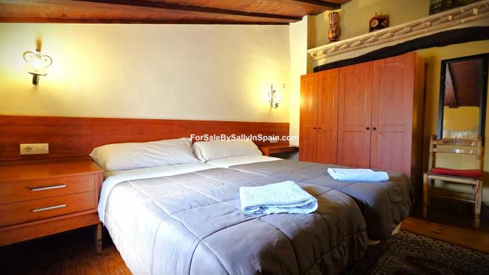 Image No.40-5 Bed Townhouse for sale