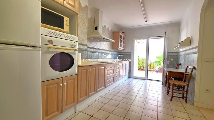 Image No.17-4 Bed Townhouse for sale