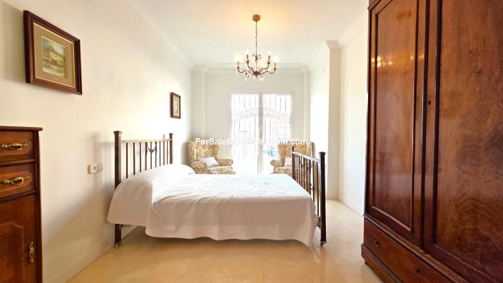 Image No.25-4 Bed Townhouse for sale