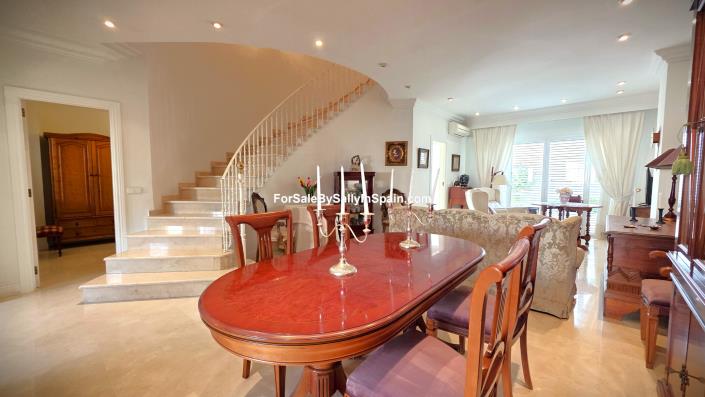 Image No.12-4 Bed Townhouse for sale