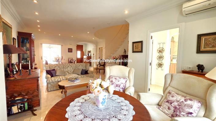 Image No.14-4 Bed Townhouse for sale