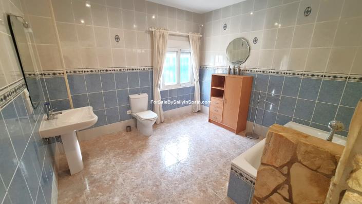 Image No.32-6 Bed Villa for sale