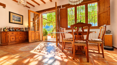 Comedor-mediterraneo-banado-por-el-sol-