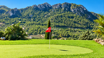 Green-de-golf-ante-montanas-boscosas