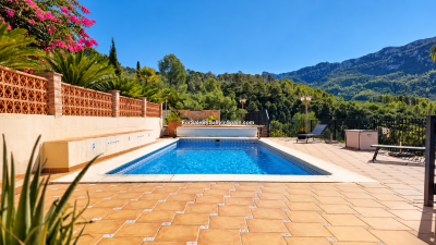 Terraza-mediterranea-con-piscina-y-montanass