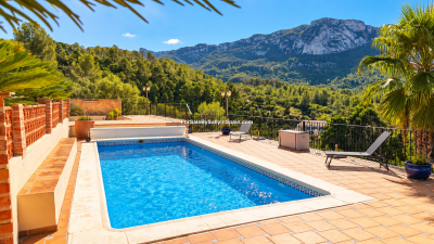 Terraza-mediterranea-con-piscina-y-montanassss