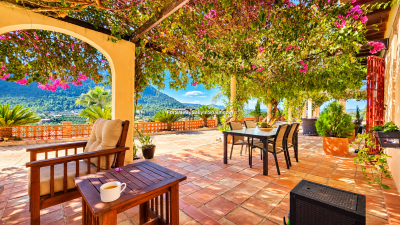 Terraza-mediterranea-entre-buganvillas-y-montana