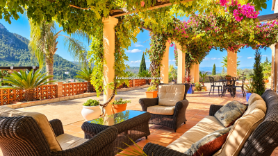 Terraza-mediterranea-entre-buganvillas-y-montanass