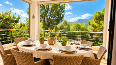 Comedor-mediterraneo-con-vistas-a-la-montana