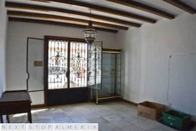 Retail unit; front room