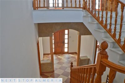 Entrance hall & staircase