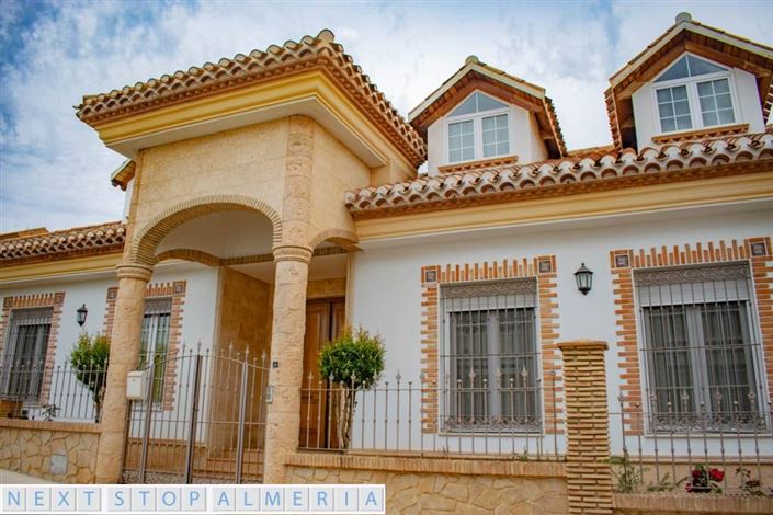 Image No.2-4 Bed Property for sale