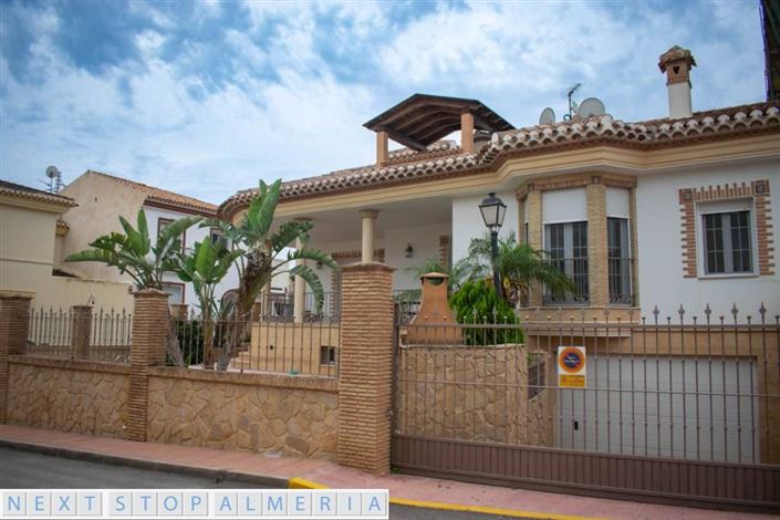 Image No.4-4 Bed Property for sale