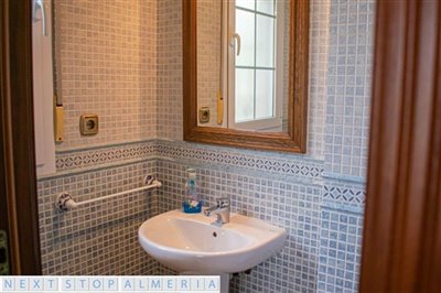 En suite to guest bedroom