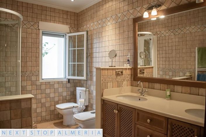 Image No.55-4 Bed Property for sale