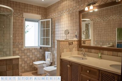 En suite to master bedroom