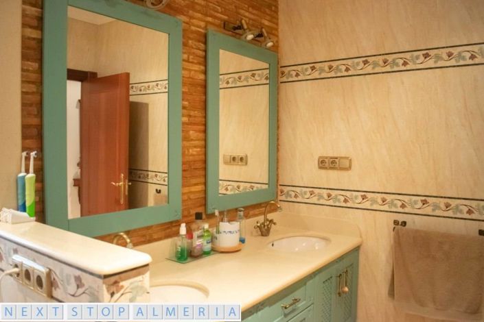 Image No.65-4 Bed Property for sale